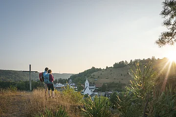 Wandernde auf dem Kirchberg oberhalb von Pfünz